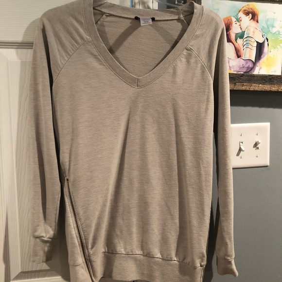 V neck sweater with zippe🥑🥑🥑 - Picture 1 of 6